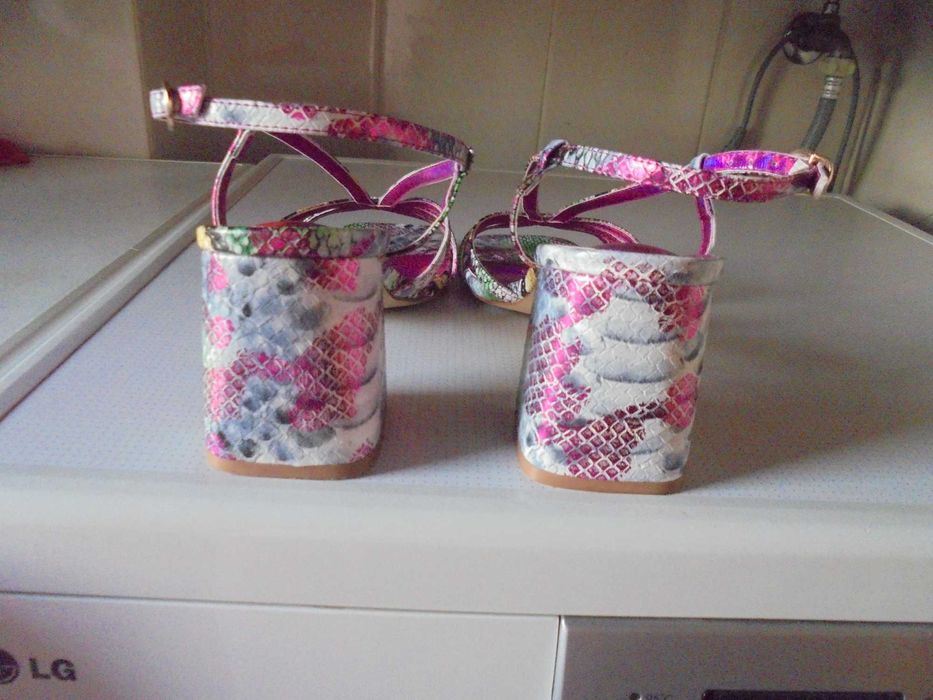 sandálias de senhora muito coloridas