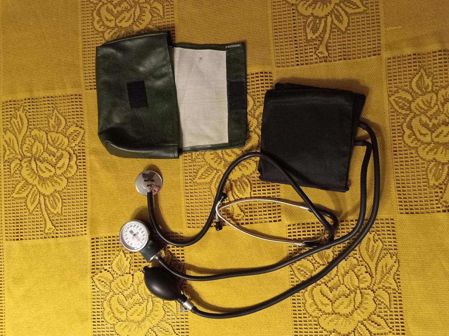 ciśnieniomierz manualny z stetoskopem i etui