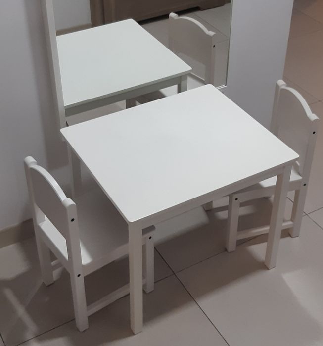 Sprzedam zestaw stół + 2 krzesełka dla dzieci Ikea
