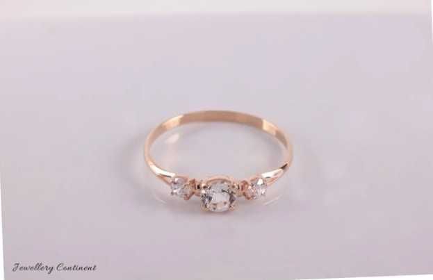 Женское кольцо из красного золота с тремя камнями