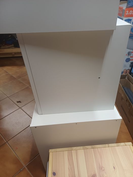 Białe szafki Ikea, trafast z pojemnikami i dwie wiszące