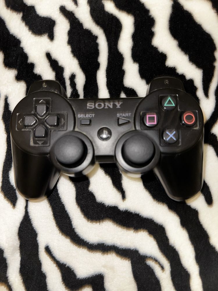 PS3. Usada poucas vezes, a funcionar. Leva junto 15 jogos e os cabos.
