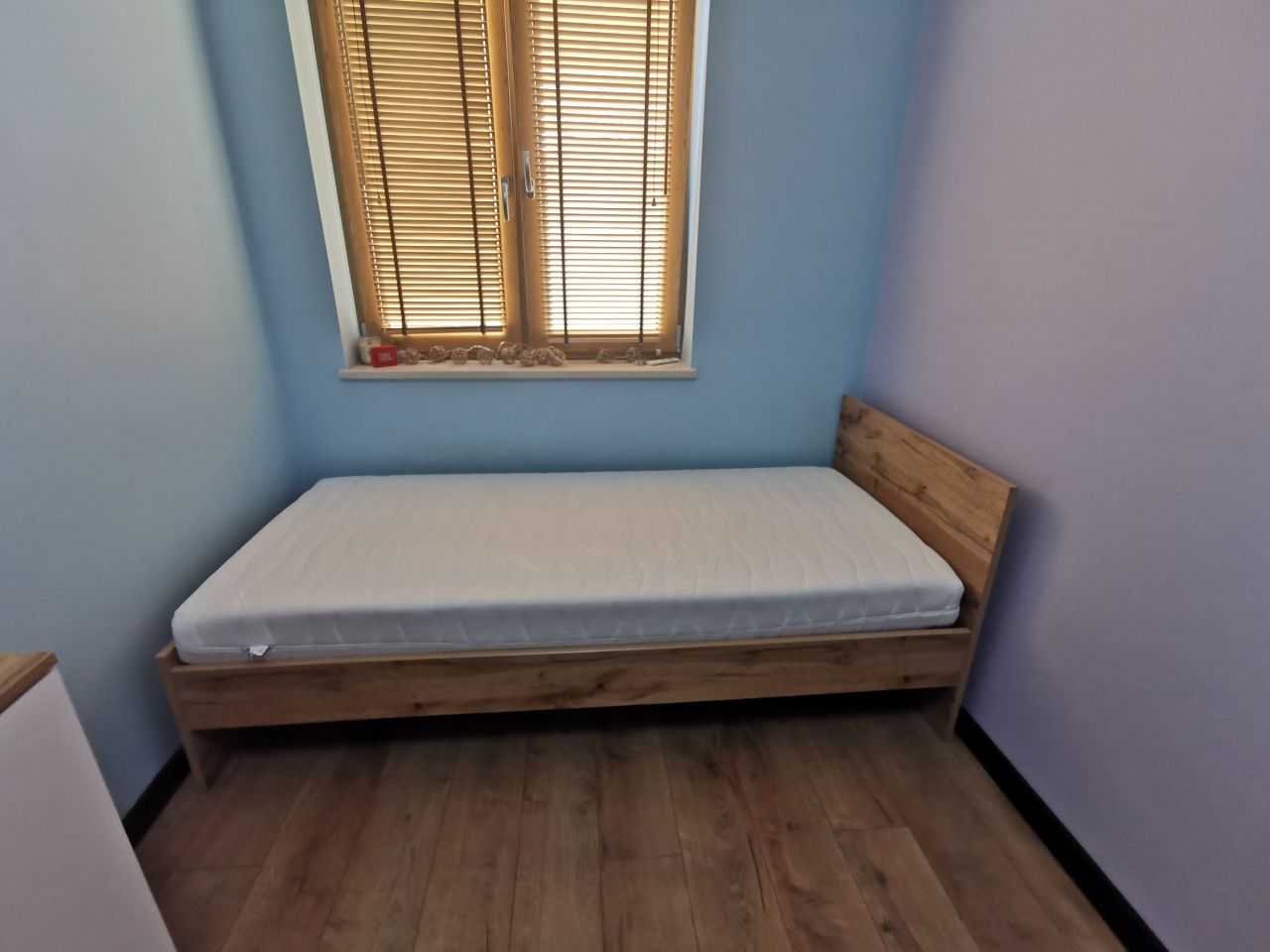 Łóżko że stelażem i materacem, łoże, kanapa, sofa
