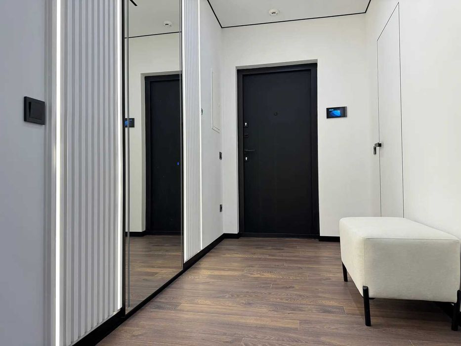 Сучасна двокімнатна в центрі