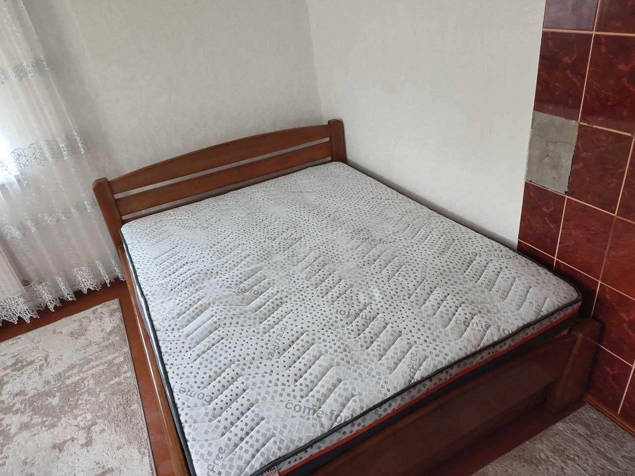 Дерев'яне двохспальне ліжко