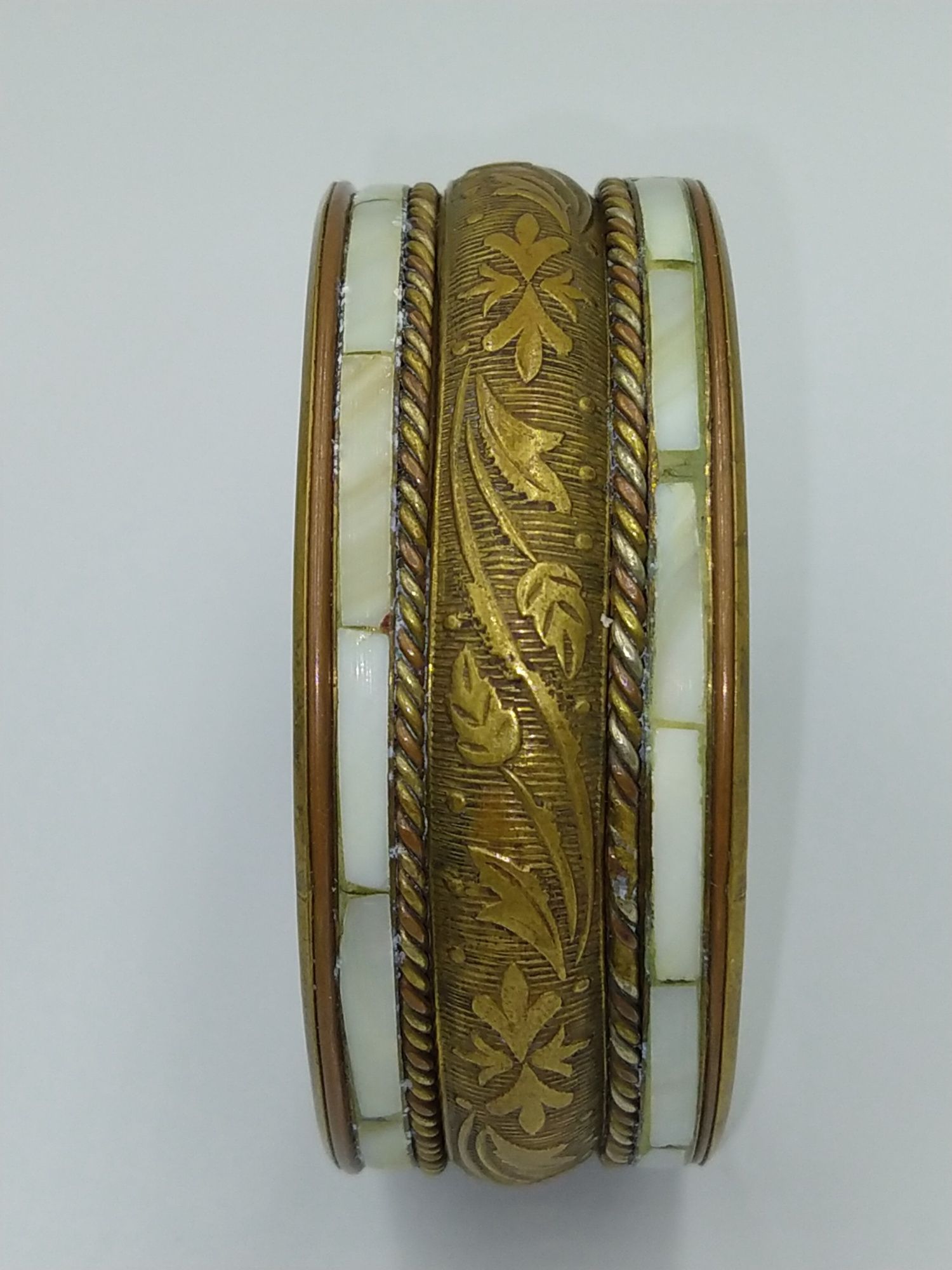 Старый бронзовый браслет с вставками