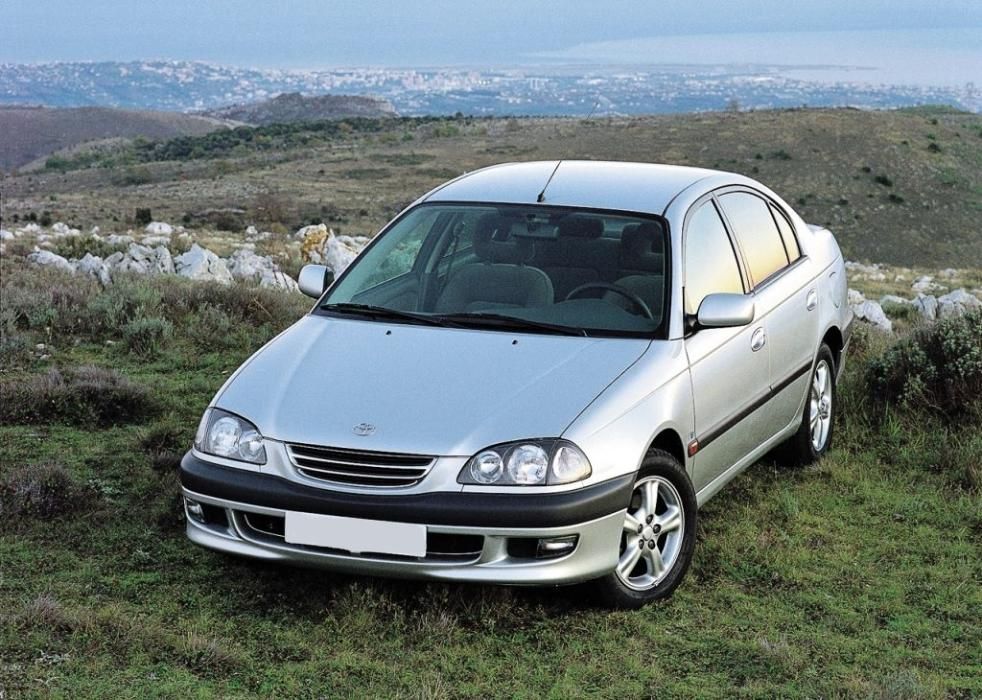 Продам капот Toyota Avensis (кузов T 22).