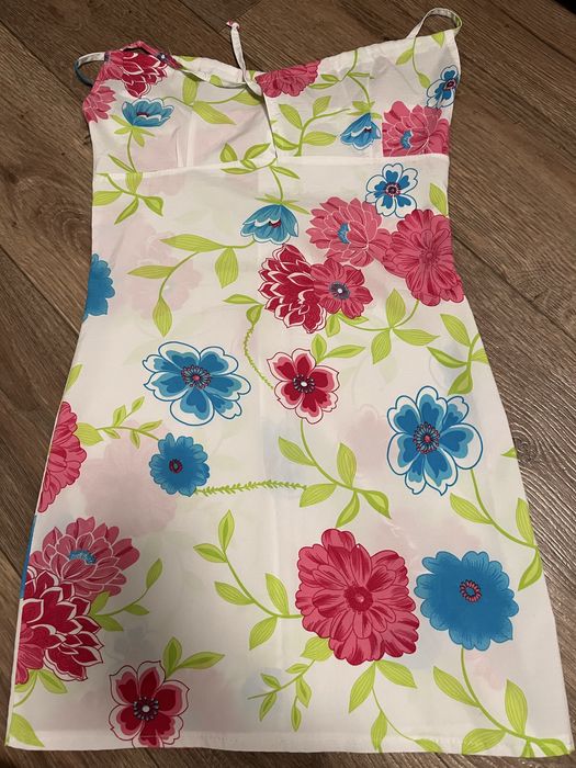 Літня, яскрава сукня із квітковим принтом