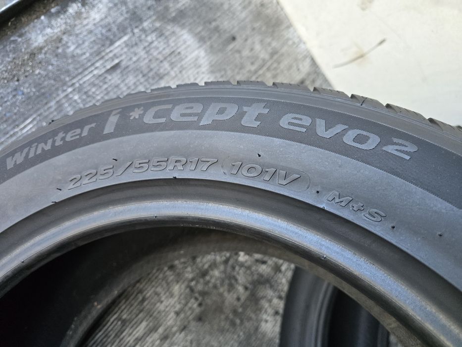 Sprzedam 2 opony 225/55 17" Hankook zimowe 95% 2021r