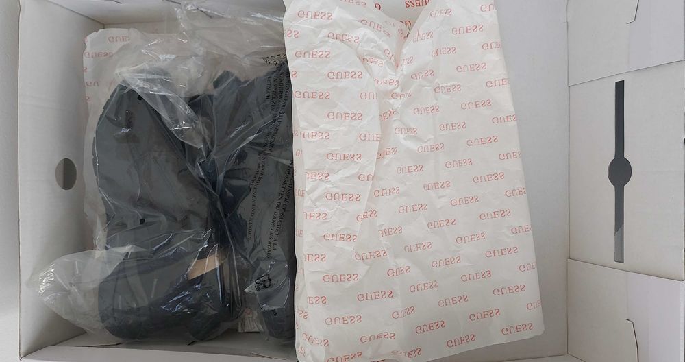 Buty Guess Czarne sneakersy Guess  rozmiar 36