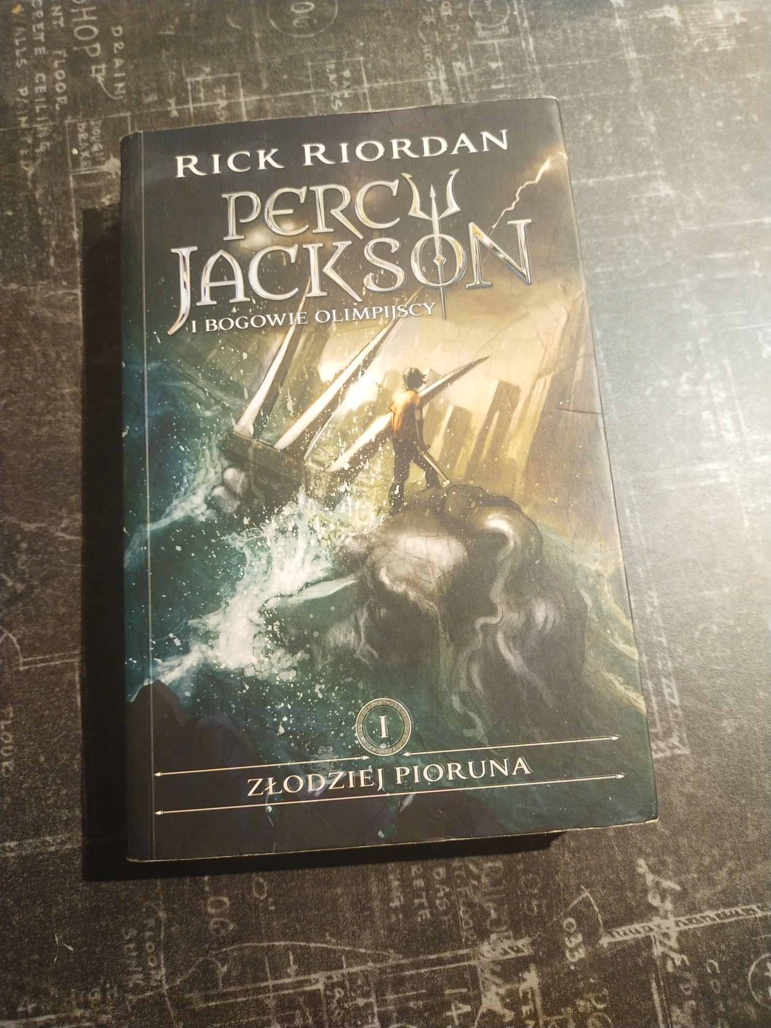Percy Jackson i bogowie olimpijscy t-1