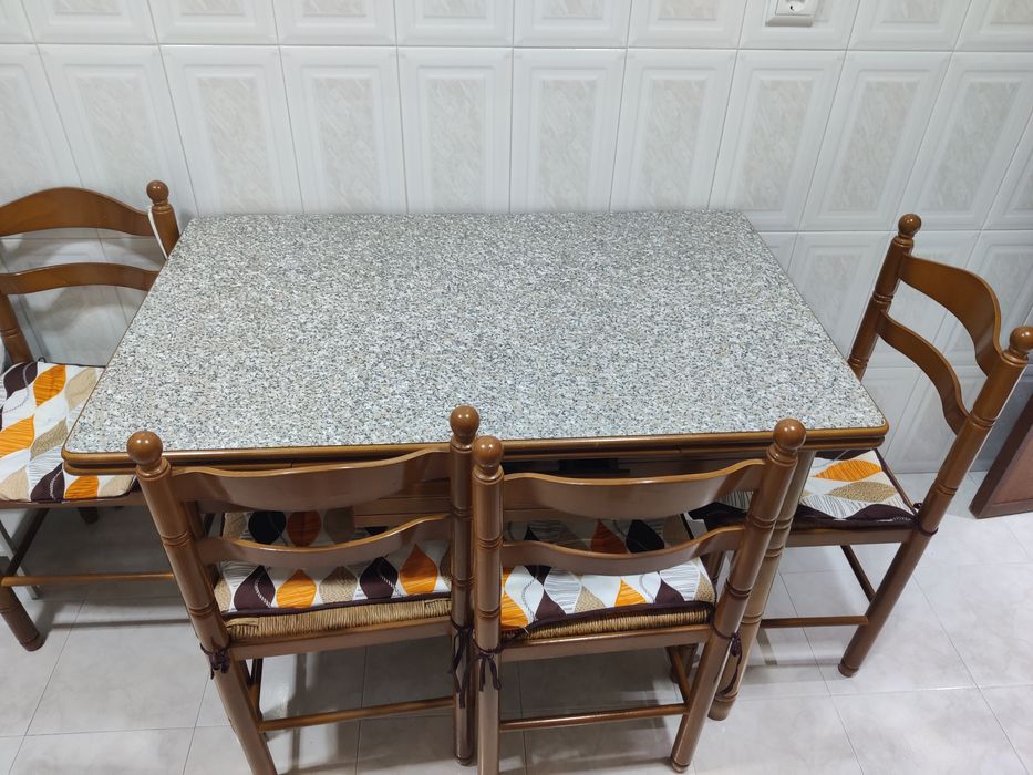 Mesa cozinha com cadeiras
