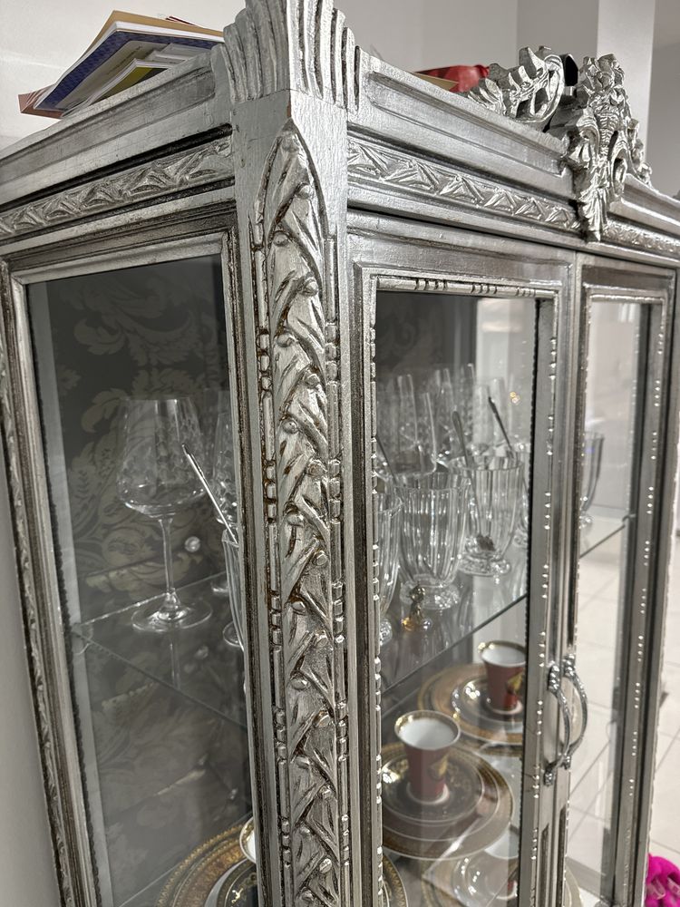 Stylowa srebrna witryna drewniana szufaldy wzklane pólki kryształy
