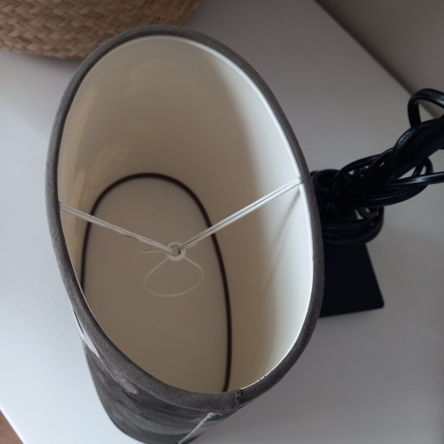 Lampa  Ikea z waskim kolorowym kloszem w kwiaty na parapet