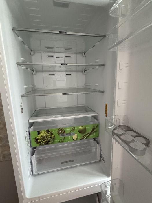 Продам холодильник Whirlpool