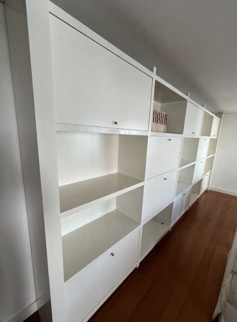 Móvel branco com arrumação