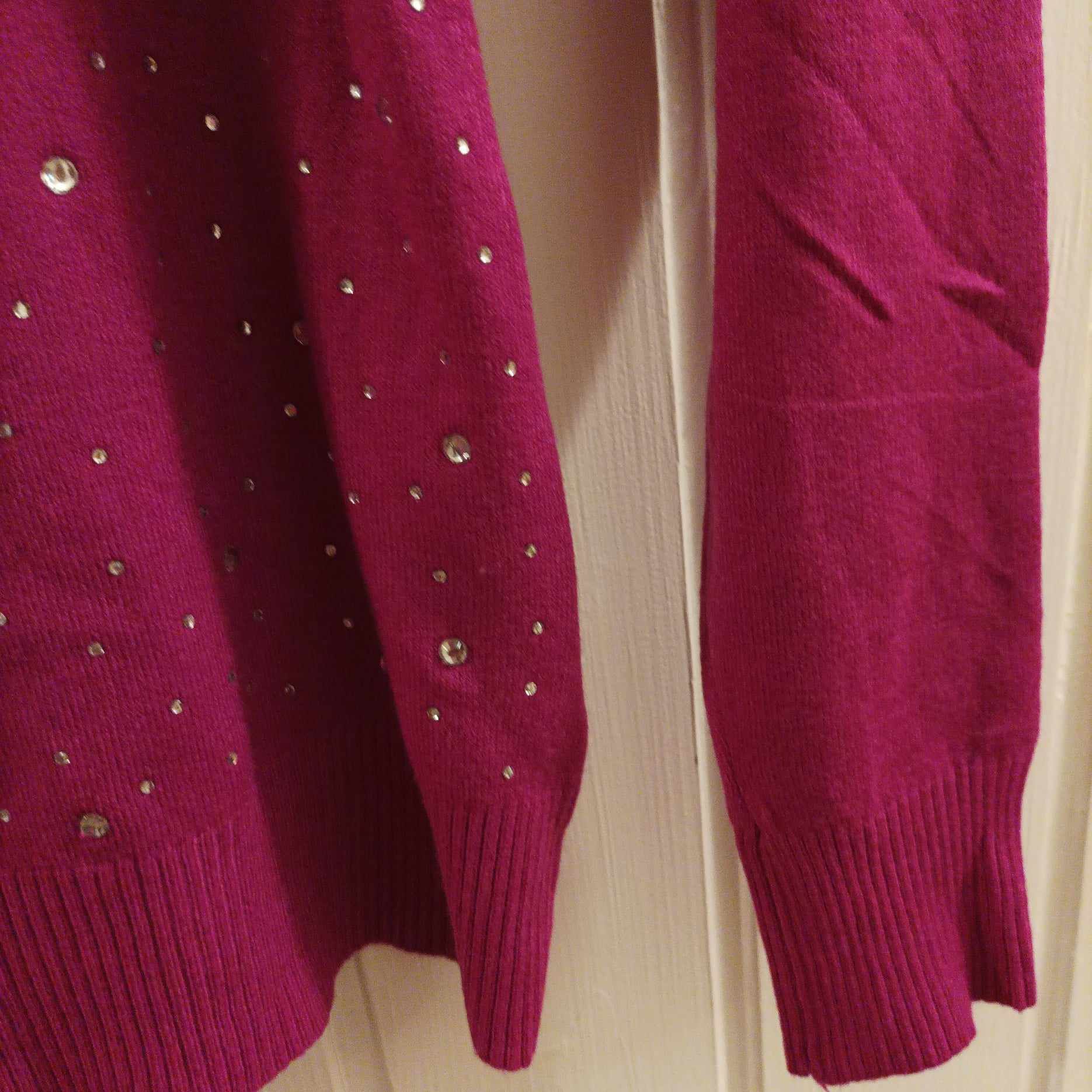 SWETER damski z cyrkoniami amarant.