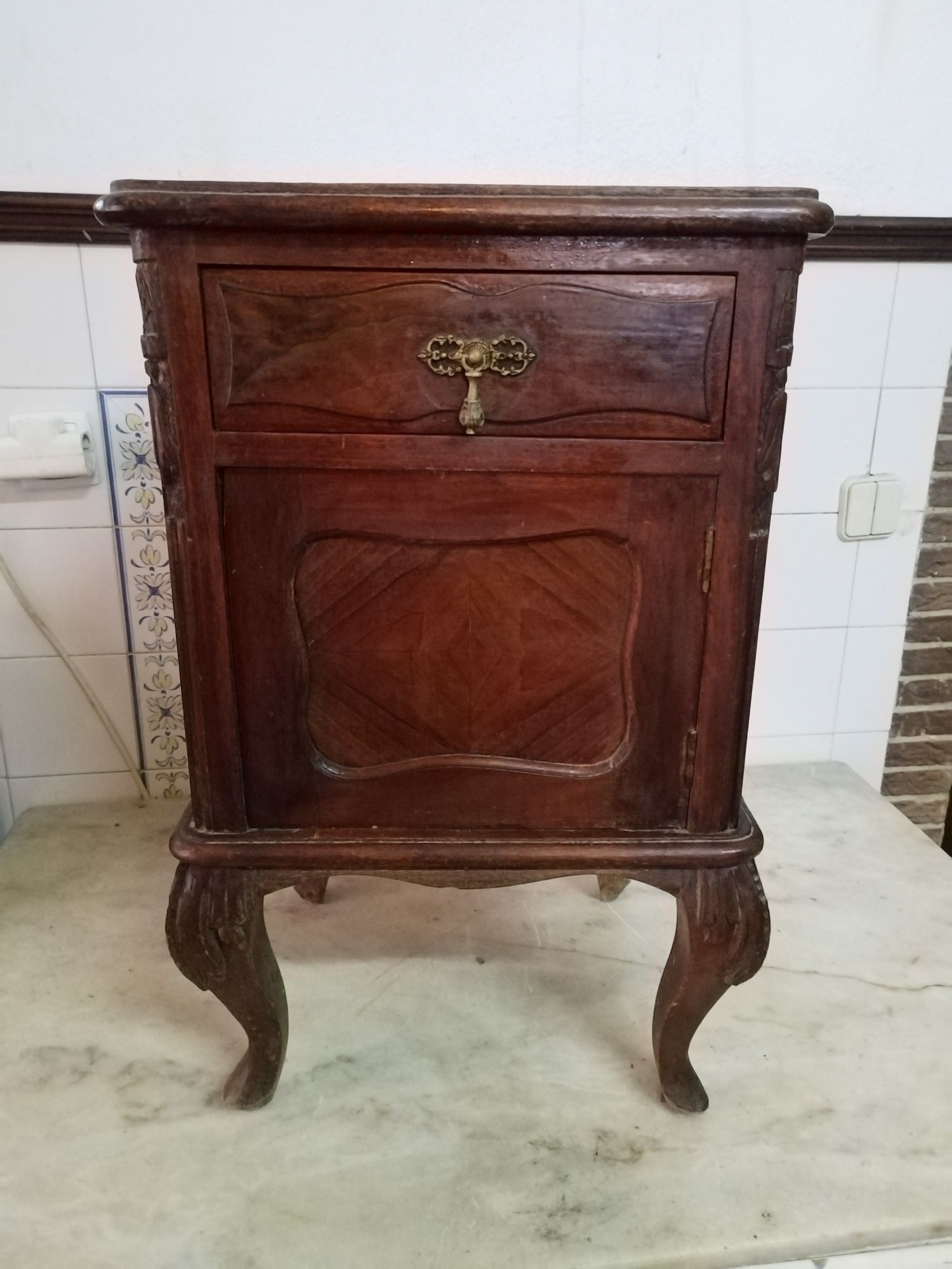 mesa cabeceira antiga