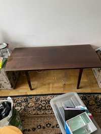 Niski drewniany stolik