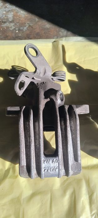 Zacisk hamulcowy prawy TRW do Audi A3 model 8p