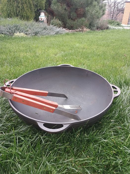 Казан чавунний для приготування їжі на вогнищі.