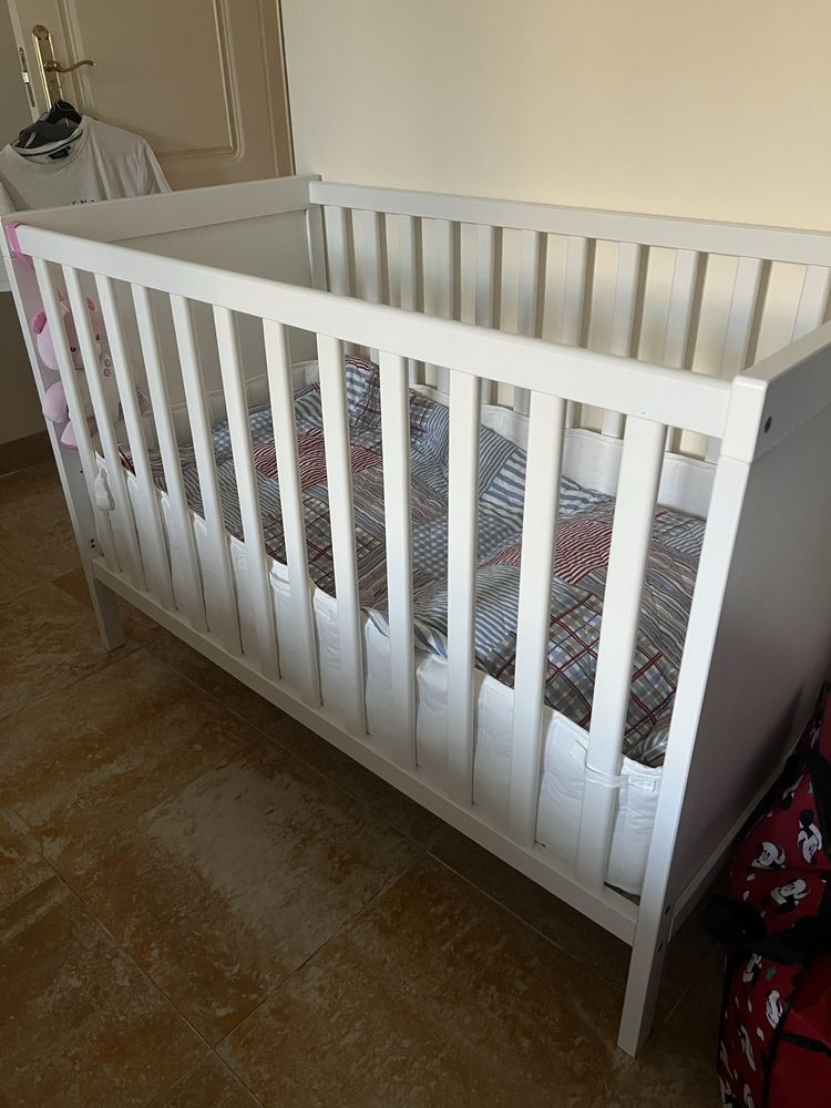 Berço branco Ikea SUNDVIK + colchao SKÖNAST (como novo)