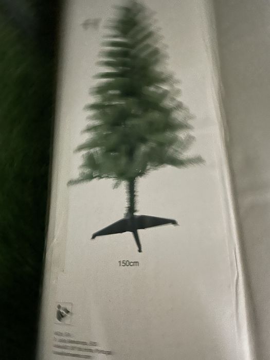 Árvore de Natal sintética e adereços