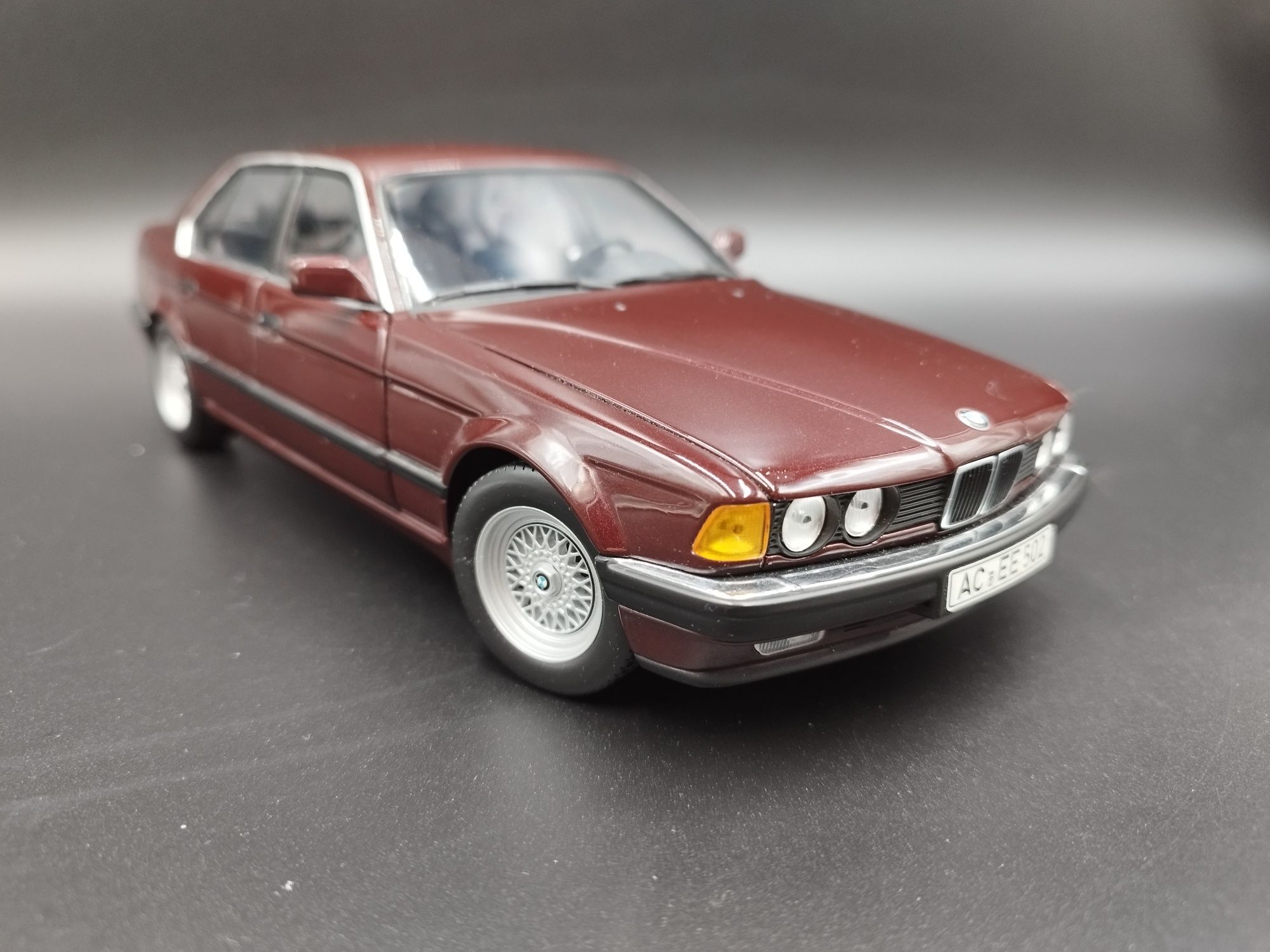 1:18 Minichamps 1987 BMW 730i model  używany