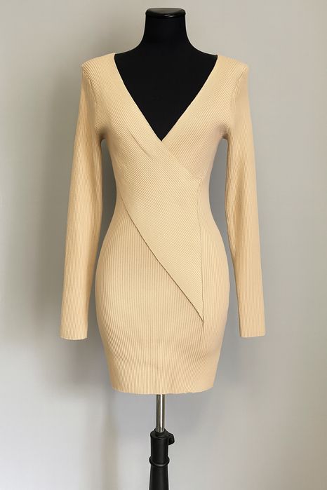 Prążkowana beżowa dopasowana sukienka