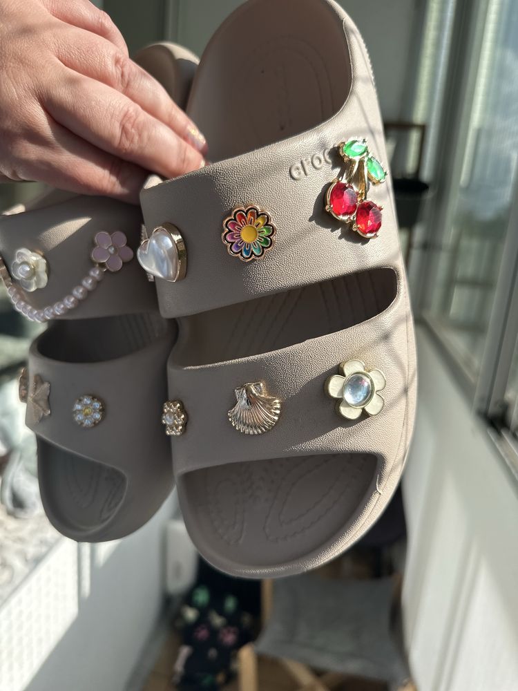 Crocs baya platform beżowe beż przypinki przypinka r. 39