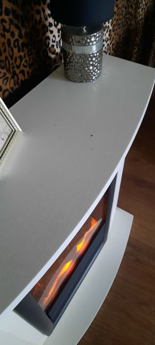 Kominek elektryczny z możliwością grzania