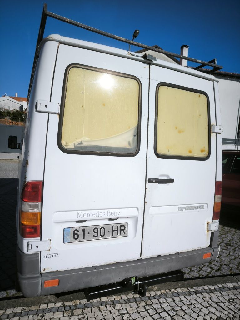 Sprinter com engate de reboque e grade