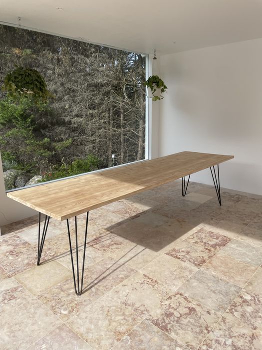 Mesa de madeira com pés de ferro