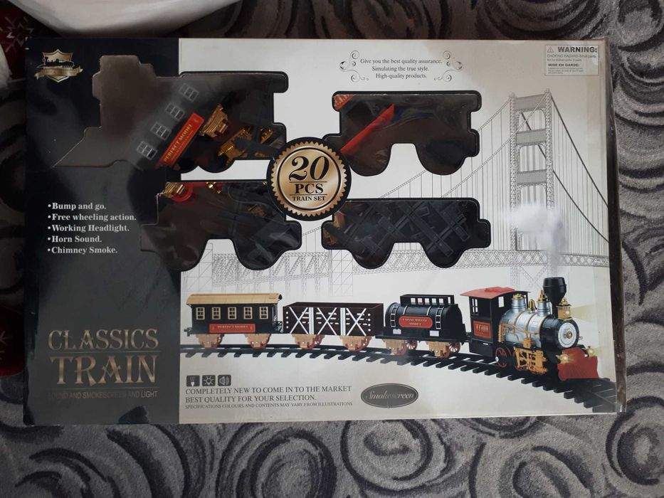 Zabawkowy pociąg z zestawem torów