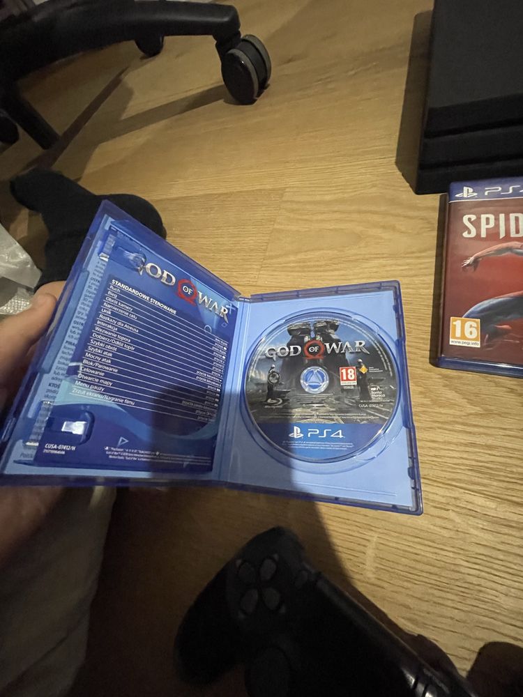 Playstation 4 Pro z 2 padami i 4 grami