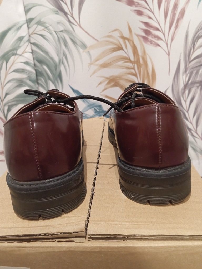Buty damskie w rozmiarze 40