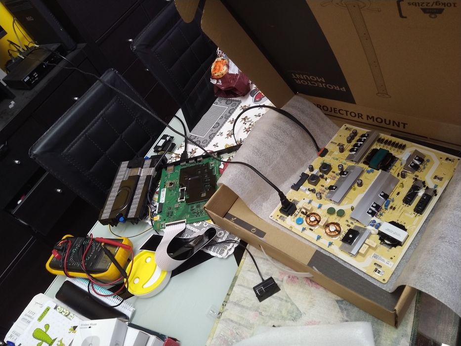 Smart TV Samsung 75 in peças UE75TU7025K  tela partida casa quarto.