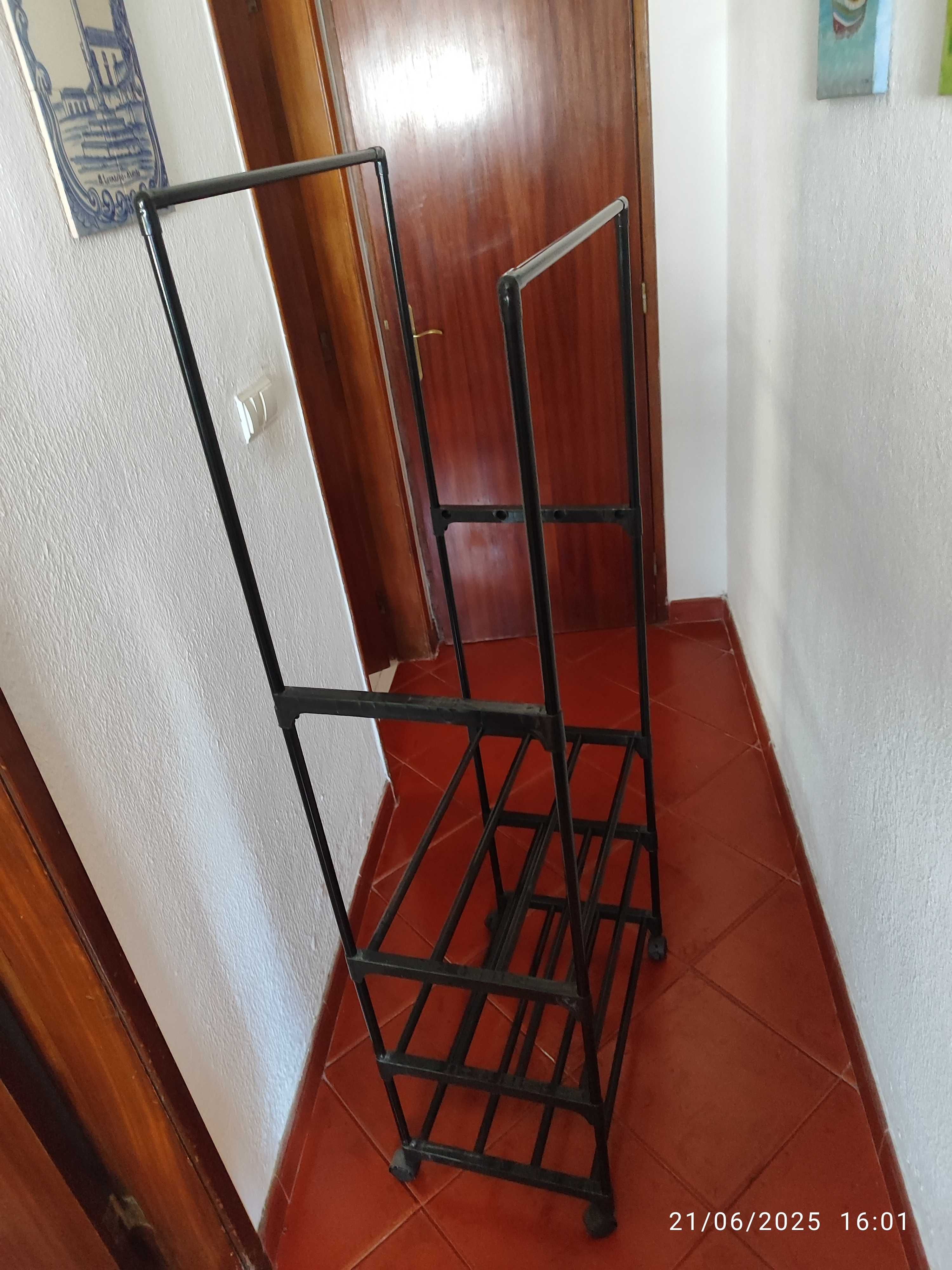 Cabide para roupas, sapatos e outras necessidades.