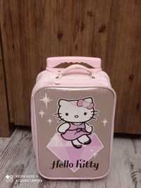 Walizka na kółkach Hello Kitty dla małej księżniczki.