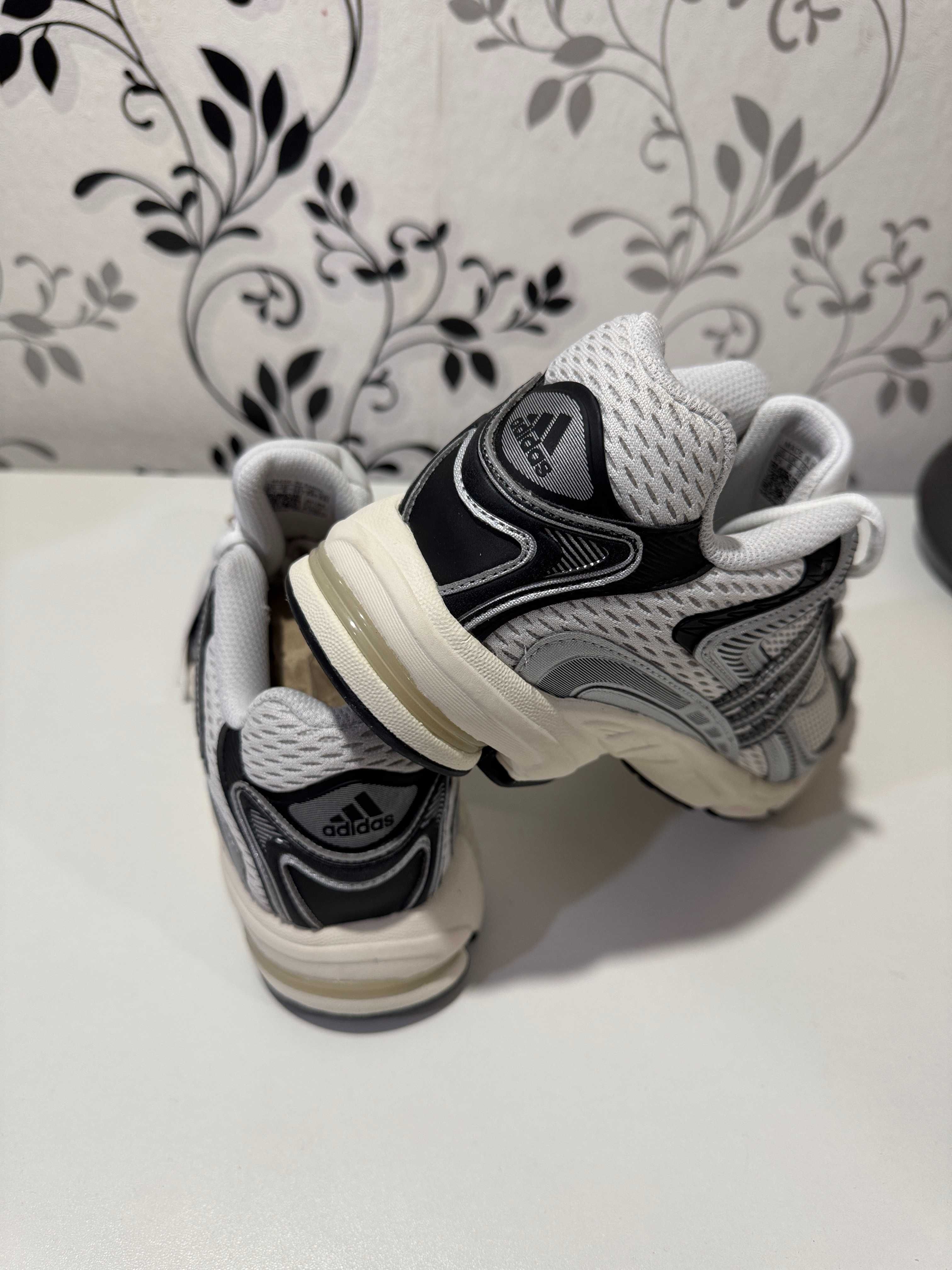 Кросівки Adidas Response CL IG6226, 39.5р.