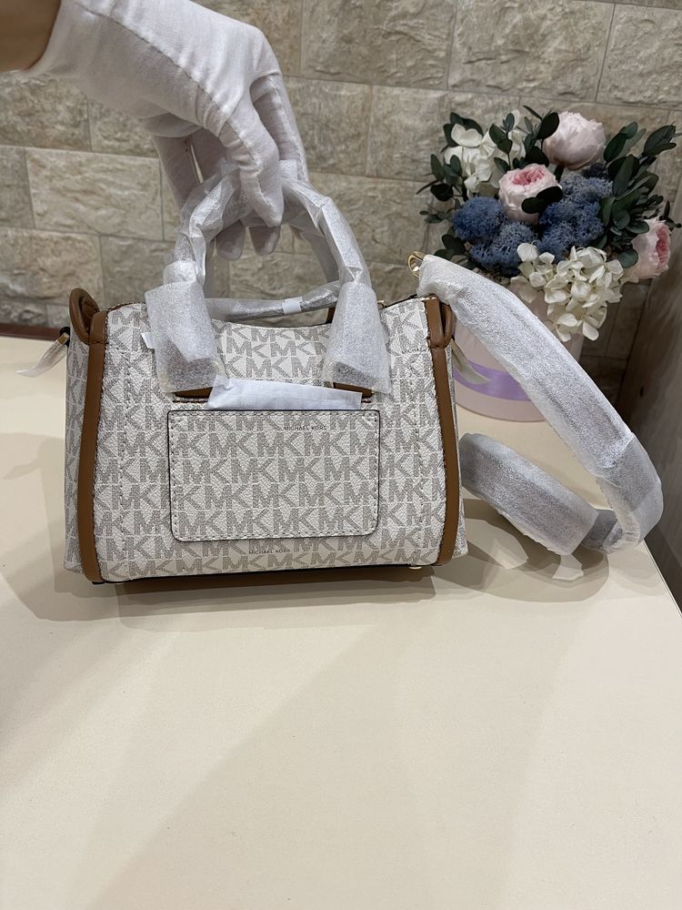 Сумка Michael Kors Carine Extra-Small Logo Crossbody Bag 32T0GCCC1B