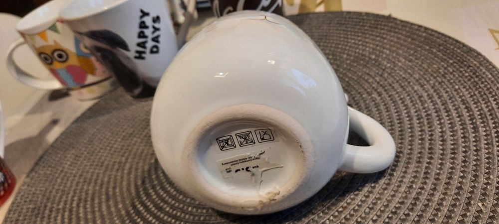 Biały złocony kubek kotek