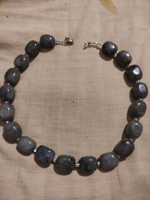 Коралі з натурального каменю лабрадорит.