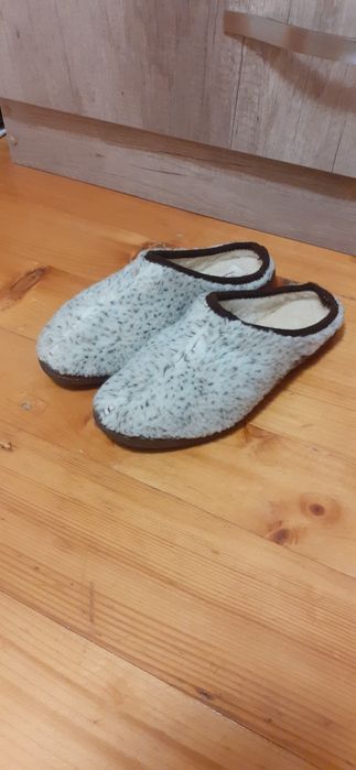 Тапочки нові натуральна цегейка теплі зручні міцні.