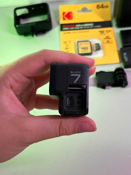 Екшн-камера GoPro HERO 7 Black з зарядною станцією в комплекті.