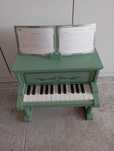 Zielone, drewniane pianinko vintage od Classic World