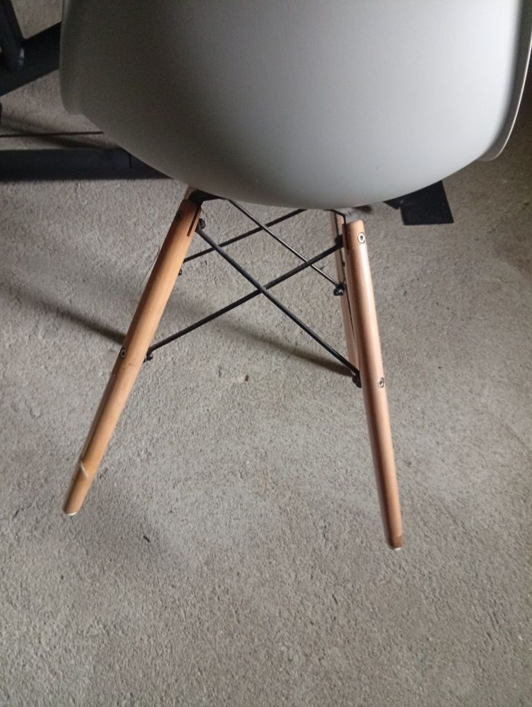 Cadeiras de sala ou jantar.