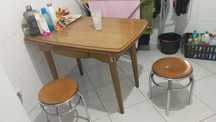 Mesa expansiva com dois bancos
