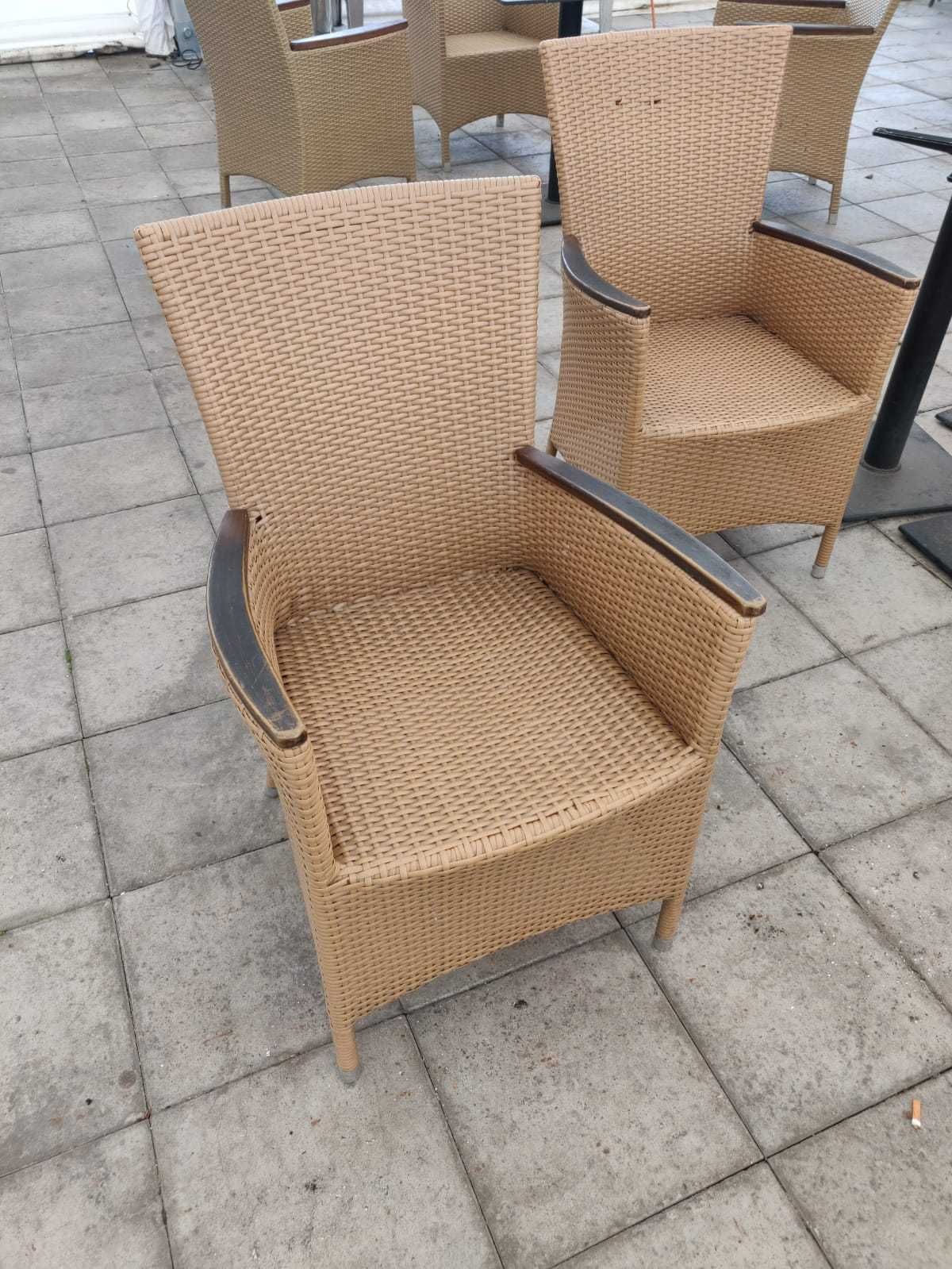 krzesła z plastikowego rattanu
