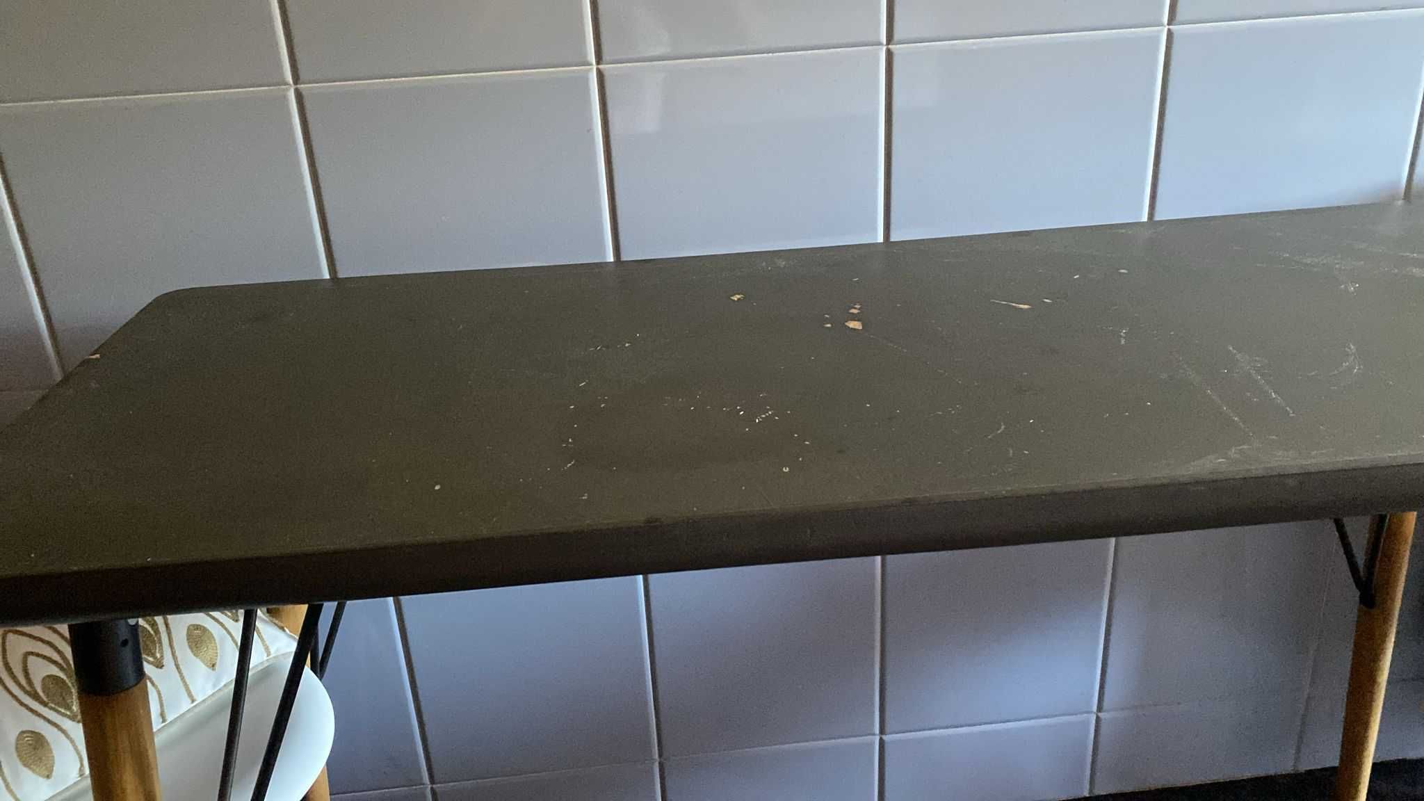 Mesa cinza e duas cadeiras brancas
